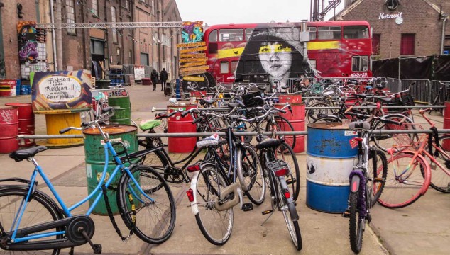 View of the area from the bike parking. The Mannenzaken market is hidden in the background.